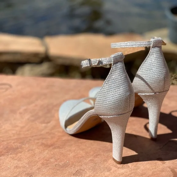 Gianni Bini White Shimmer High Heel Silver Sandals size 5.5 - Picture 3 of 6